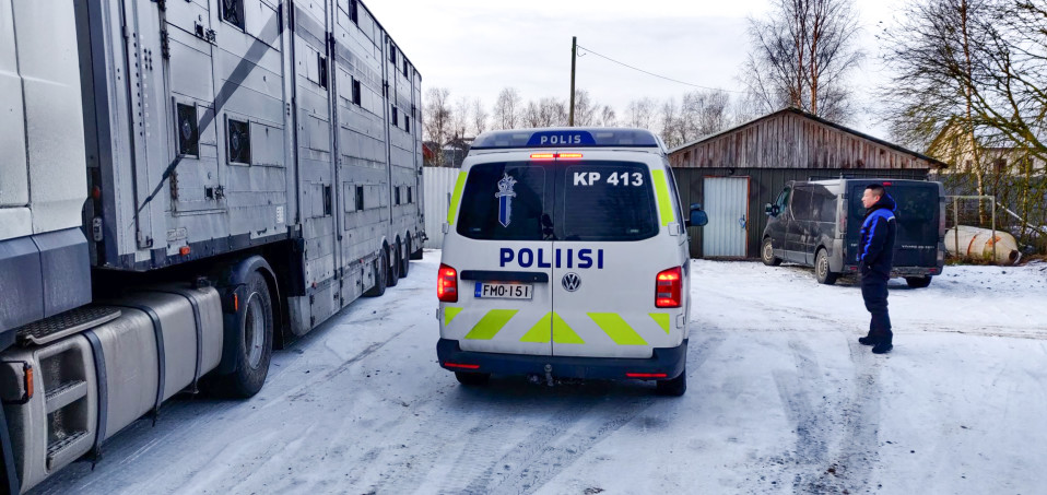 Pan Jian Ping turkistarhallaan. Hän kutsui poliisin paikalle, kun mielenosoittajat olivat hänen yksityisalueellaan.