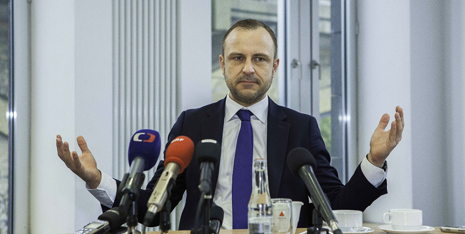 Professori Peter R. Neumann.