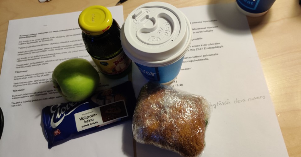 Ruokatavaroita pöydällä.