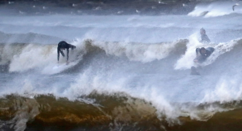Surffaajia korkeassa aallokossa