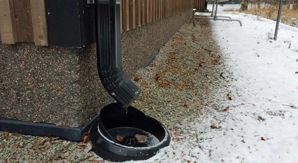 Omakotitalon ränni ja sokkelirakennetta.