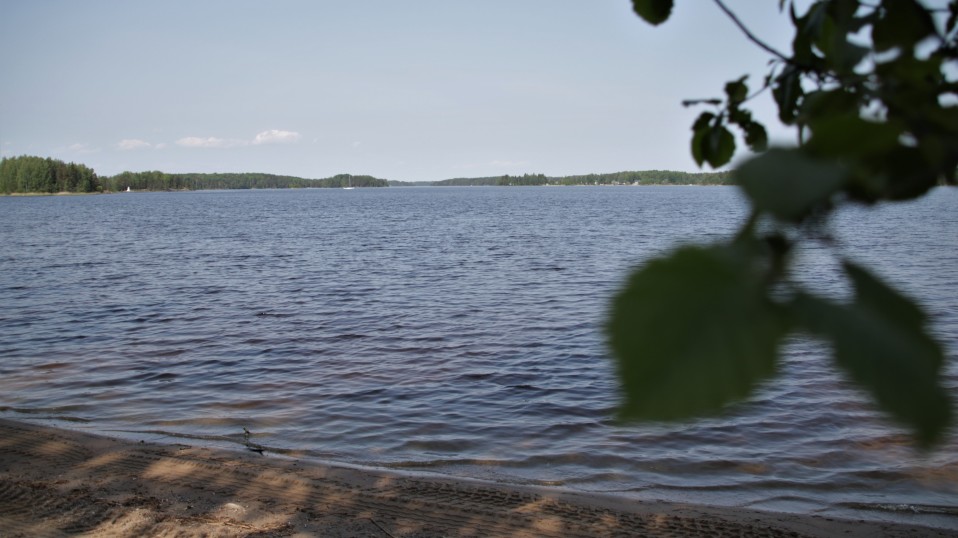 Kesäinen uimaranta.