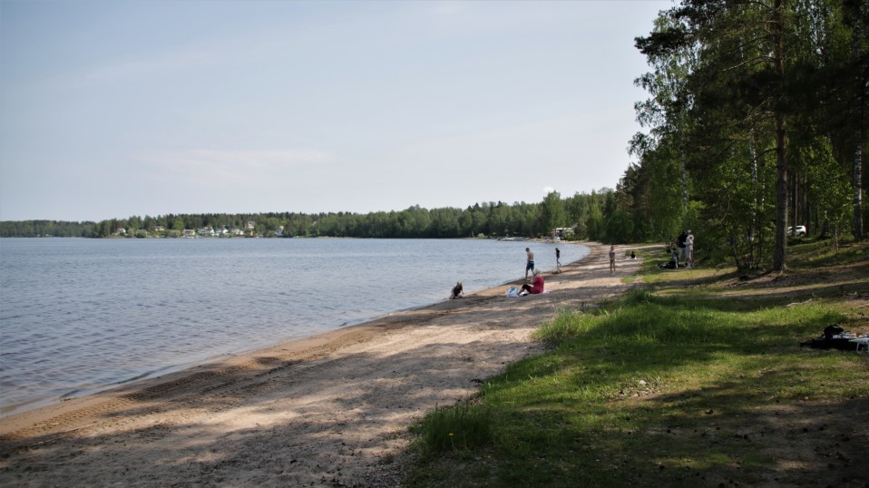 Ihmisiä uimarannalla.