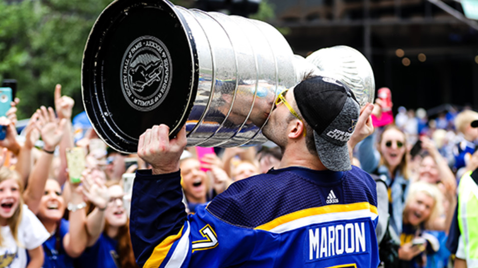 Patrick Maroon nostelee kannua St. Louisin juhlissa.