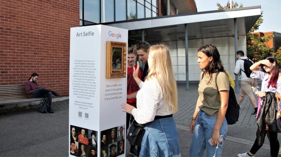 Emma Hietanen ja Rahel Worku tutkivat Googlen konetta