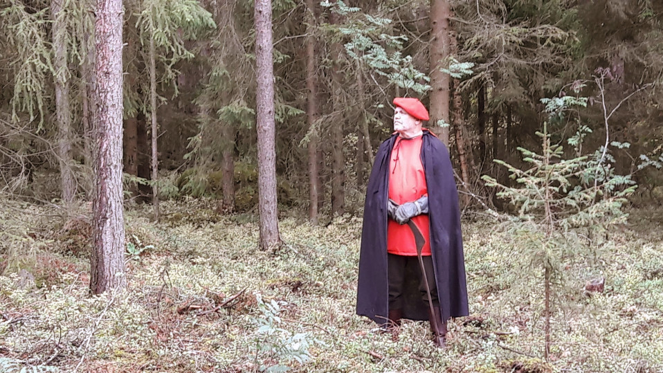 Pyöveliä dramatisoinnissa esittävä Markku Lento odottaa vuoroaan metsässä.