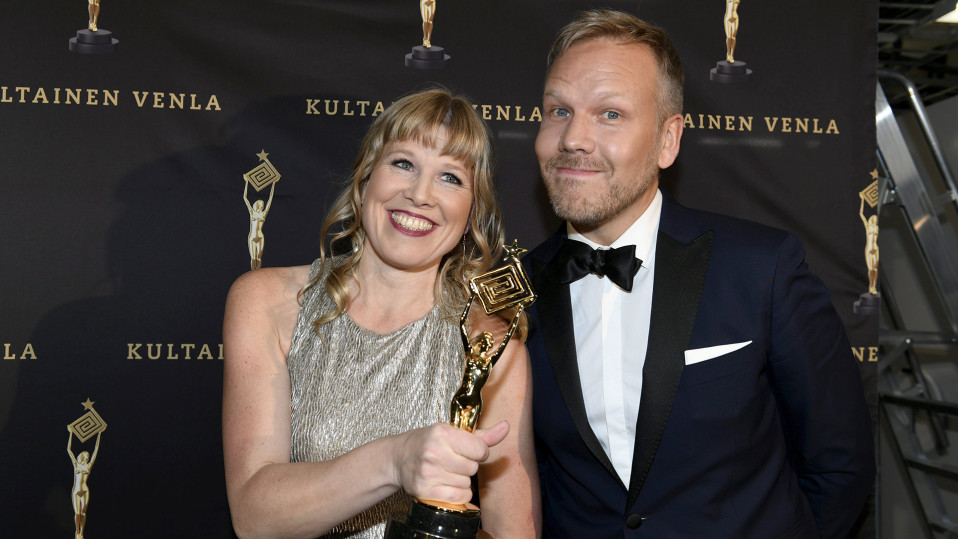Musiikkiviihdeohjelma SuomiLOVE:n Sanna Padua ja Osmo Ikonen.