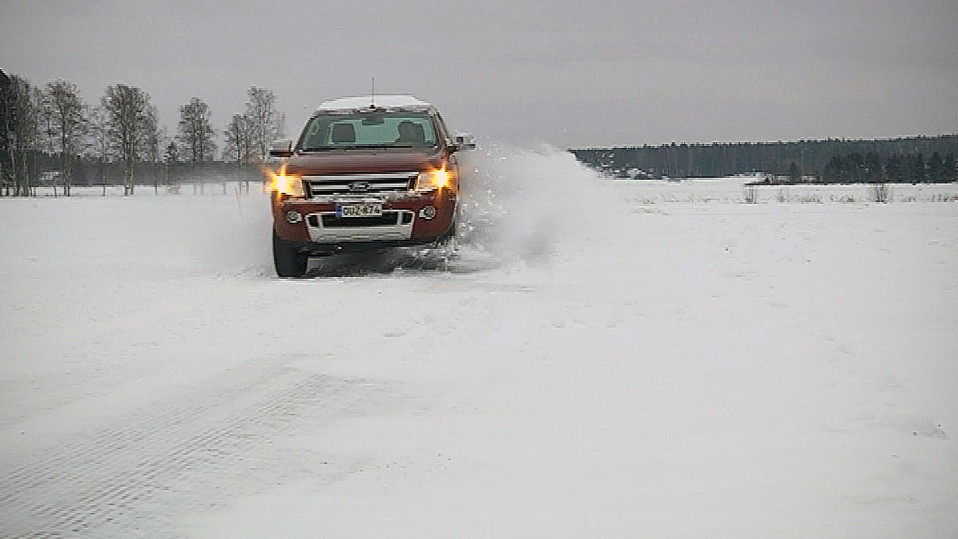 Juha Hakomäki ajaa lumisella tiellä Alahärmässä.