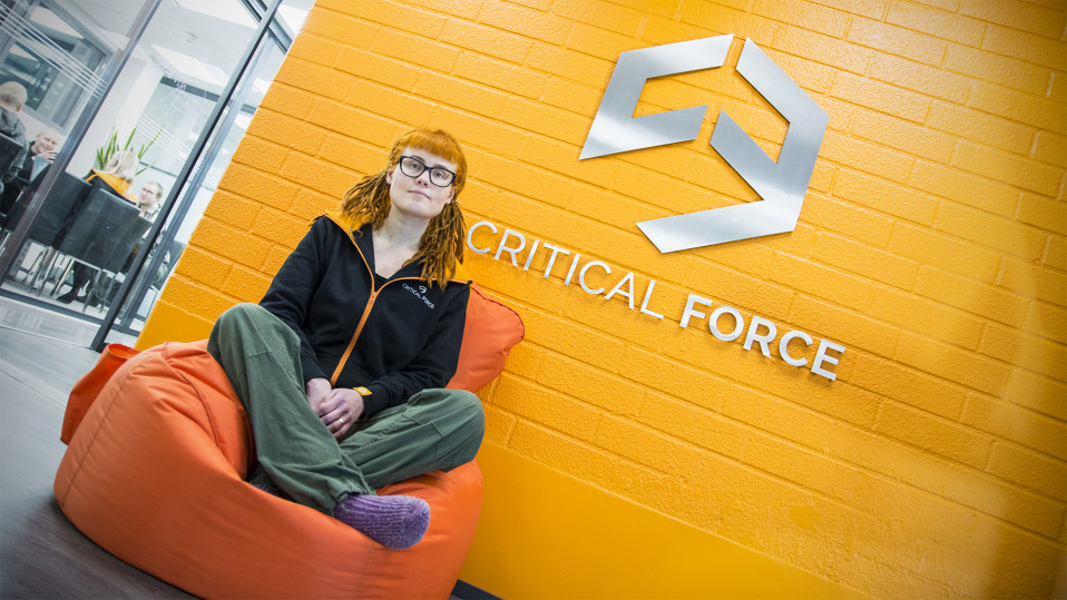 Raisa Krogerus istuu säkkituolissa Critical Forcen tiloissa.