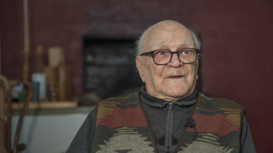 Mies tuvassa.