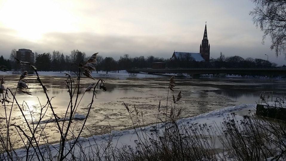 vesi korkealla joessa