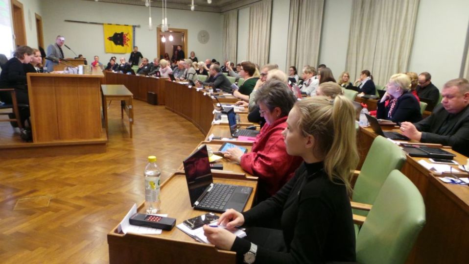 Pori valtuustosali 26.2.2018. Valtuusto teki ratkaisun Lammin tuulipuistosta.