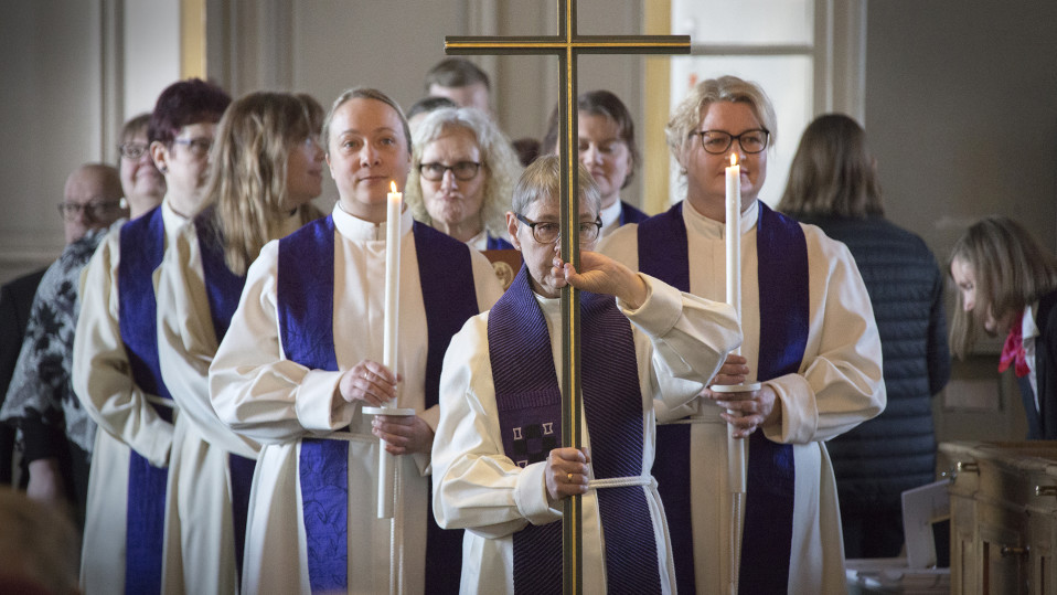 Sunnuntain juhlamessun toimittivat teeman mukaisesti naispapit.
