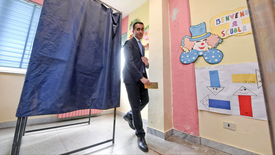 Luigi Di Maio poistuu äänestyskopista.