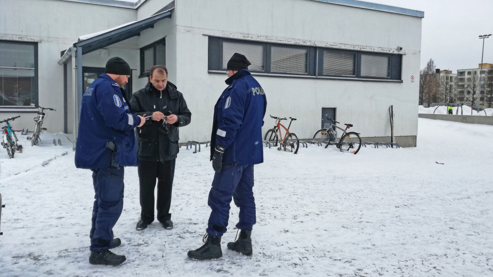 Pirkkalan koulukeskuksen vahtimestari Mertsi Grönfors antaa avaimet poliisille