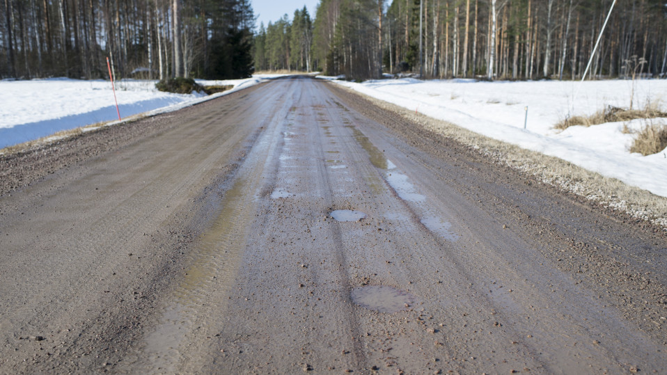 Päällystämätön tie.