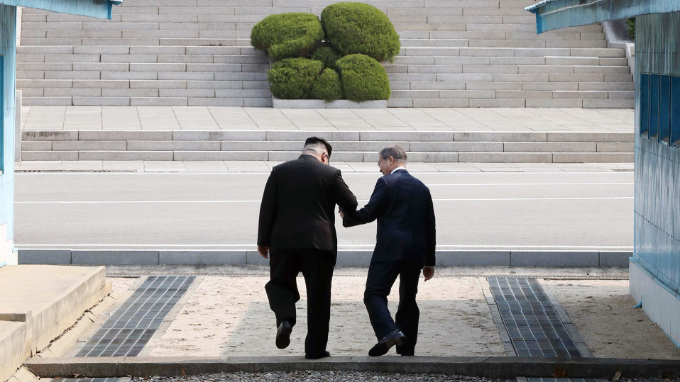 Kim Jong-un ja Moon Jae-in kättelevät Koreoiden rajalla.