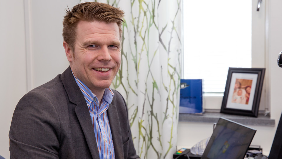 Juuan kunnanjohtaja Markus Hirvonen työpöytänsä ääressä.