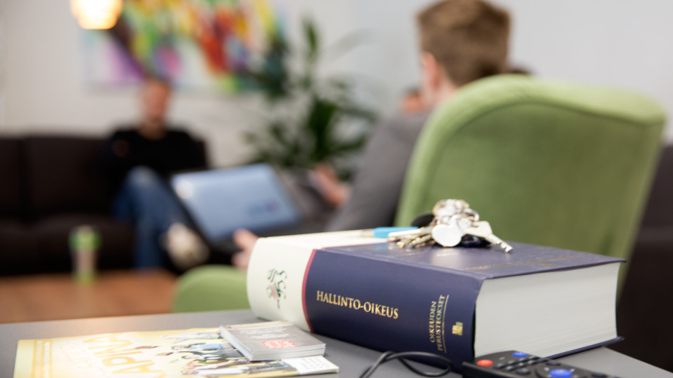 Hallinto-oikeuden kirja Juuan kunnanjohtaja Markus Hirvosen pöydällä.