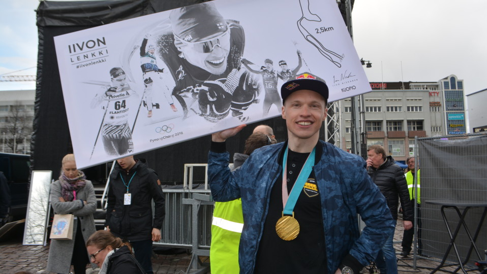Iivo Niskanen näyttää Iivon lenkki -plakaatia.