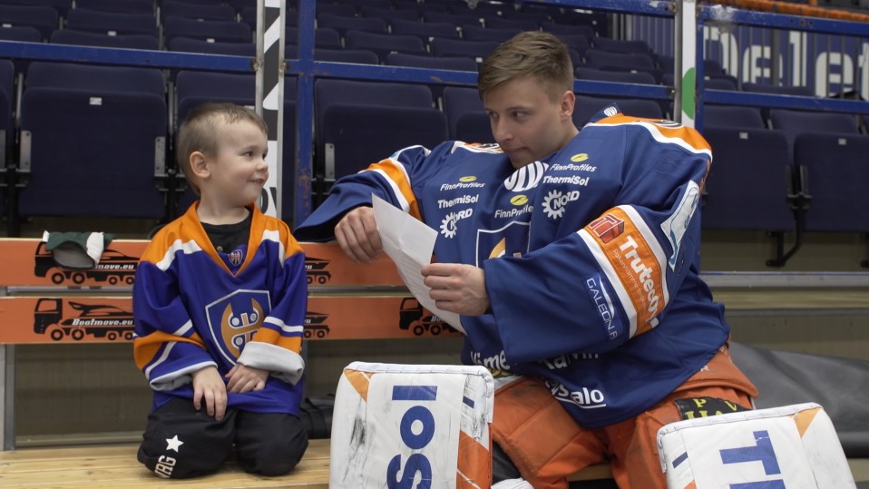 - Mä tiedän kaikki Tapparan pelaajat, Jerry Järvensivu sanoo. Hän luettelee myös Leijonat sutjakkaasti.
