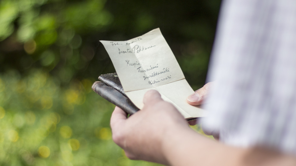 Vanha paperi, jossa vanhanaikaista kaunokirjoitusta kellastuneella paperilla.