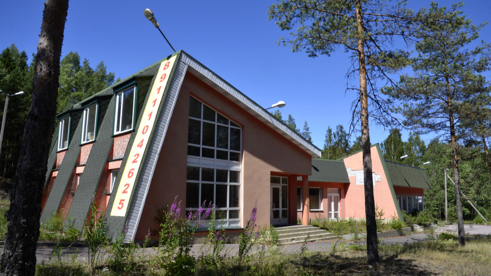 Tyhjillään oleva kiinteistö Öljymäellä lähellä Viipuria.