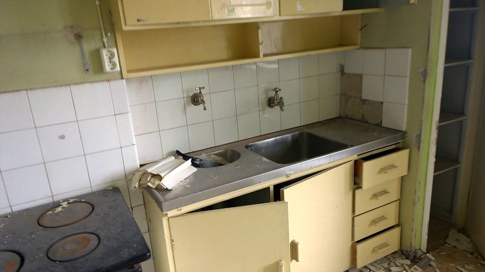 Pulu ränsistyneen keittiön lavuaarissa