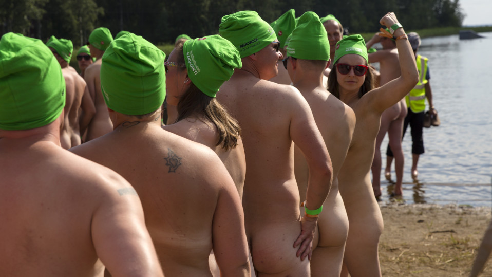 Naku-uimareita Ilosaarirockissa osallistumassa maailmanennätysyritykseen.