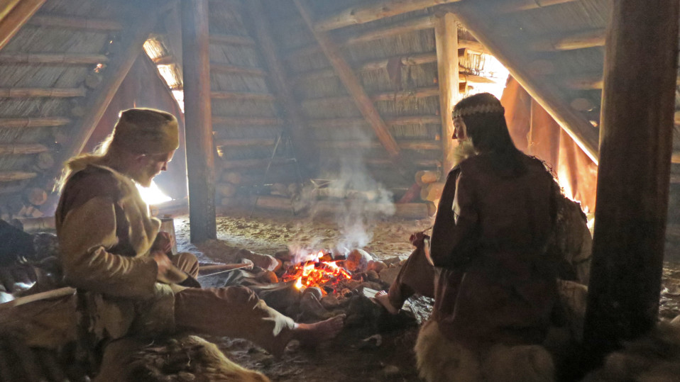 Juuso-Vattulainen-ja-Laura-Ohenoja-kivikauden-talossa.