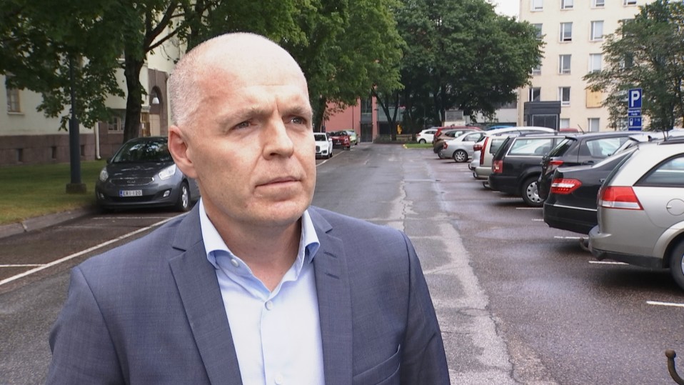 Helsingin ja Uudenmaan sairaanhoitopiirin johtajaylilääkäri (vs.) Petri Bono.