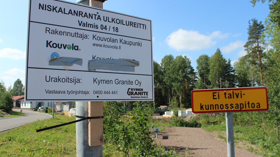 Ulkoilureitin rakentamisesta kertova kyltti