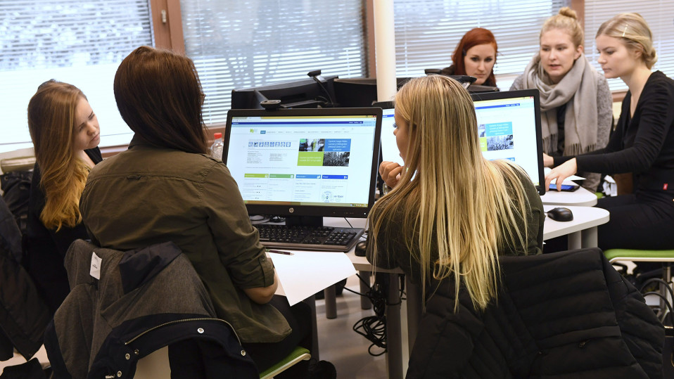 Oppilaita tunnilla.