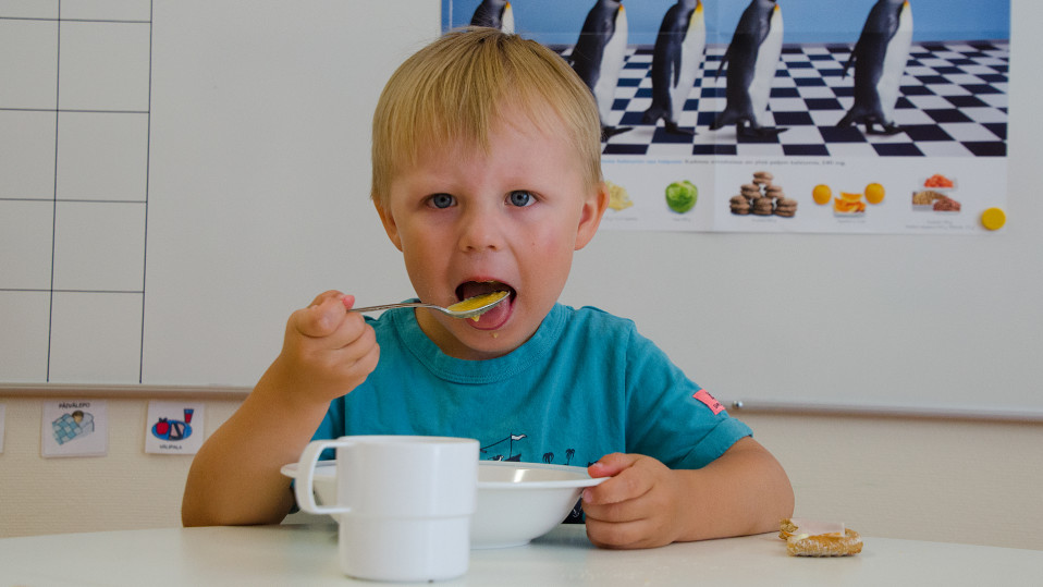 Lapsi ruokailemassa päiväkodissa