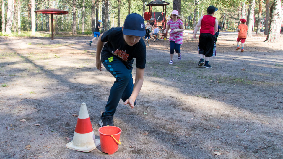 Nuijamaan koulun oppilaat kisailevat välitunnilla