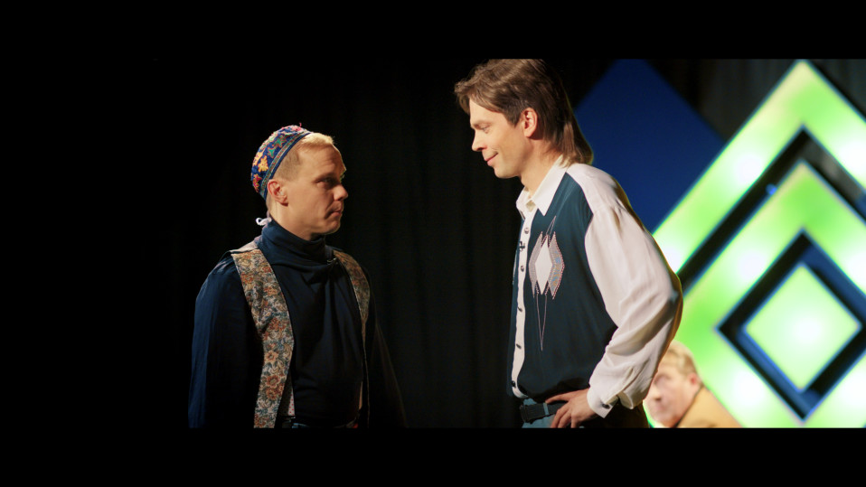 Simo Rantalainen (Jarkko Lahti) ja Jari Sarasvuo (Mikko Nousiainen) Valmentaja-elokuvassa.