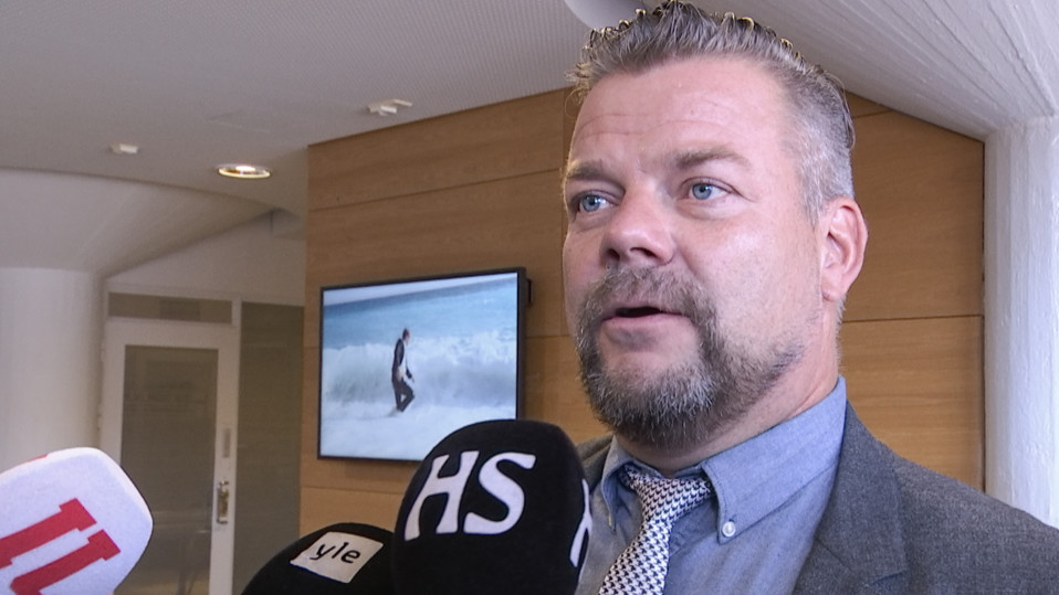 Jari Sillanpää haastattelussa oikeussalin edessä.