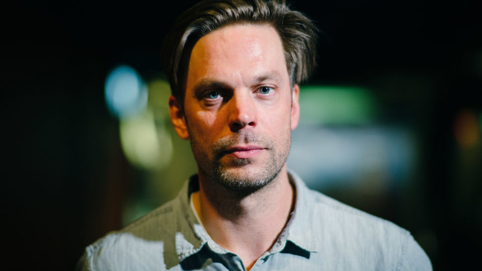 Näyttelijä Mikko Nousiainen arvelee, että elokuvan Sarasvuo vastaa monen mielikuvaa miehestä. - Tässä mennään addiktion, öykkärimäisyyden ja röyhkeyden läpi. Sellaiset ovat varmaan hänestä tippuneet sittemmin pois, ikä tekee aina miehille hyvää. Etenkin suomalaisille miehille.