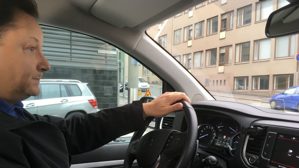 Taksivastaava Tom Nykänen Inter Taksi Oy:stä sanoo, että sovellus pääsee ensimmäiseen tositestiin viikonloppuna.