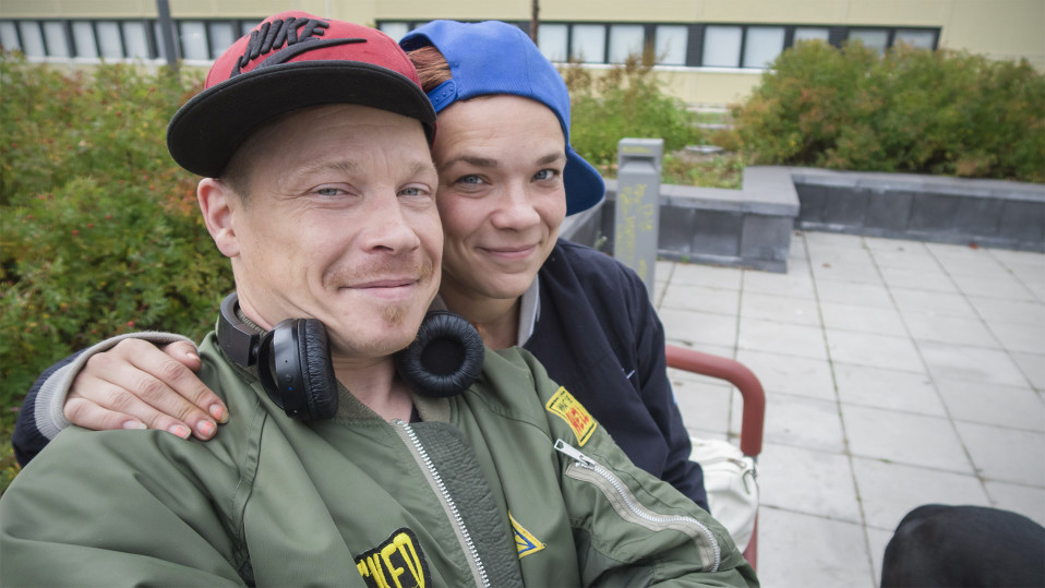 Nuoripari hymyilee kameralle