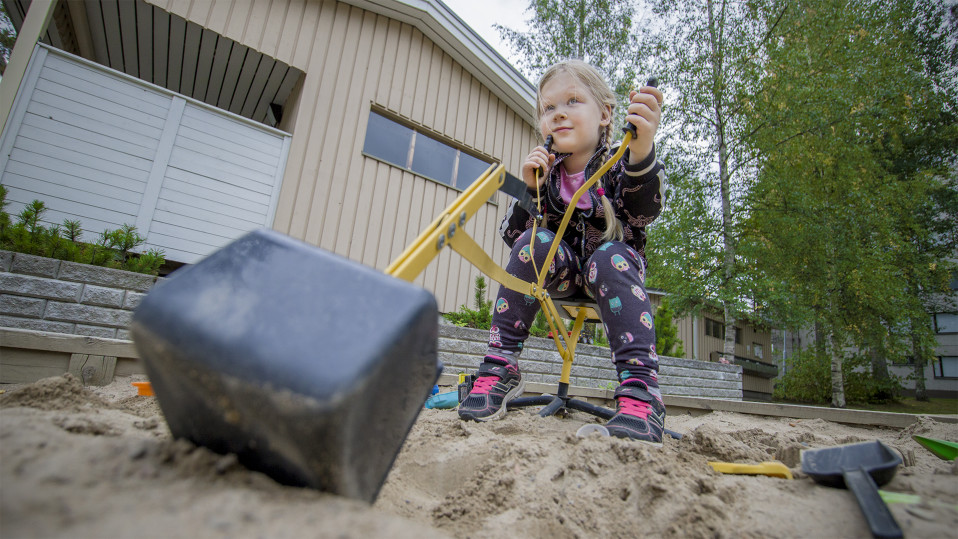 lapsi kaivaa hiekkaa