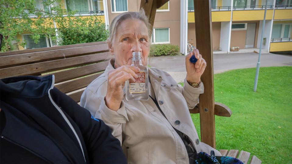 Nainen hörppää vodkaa