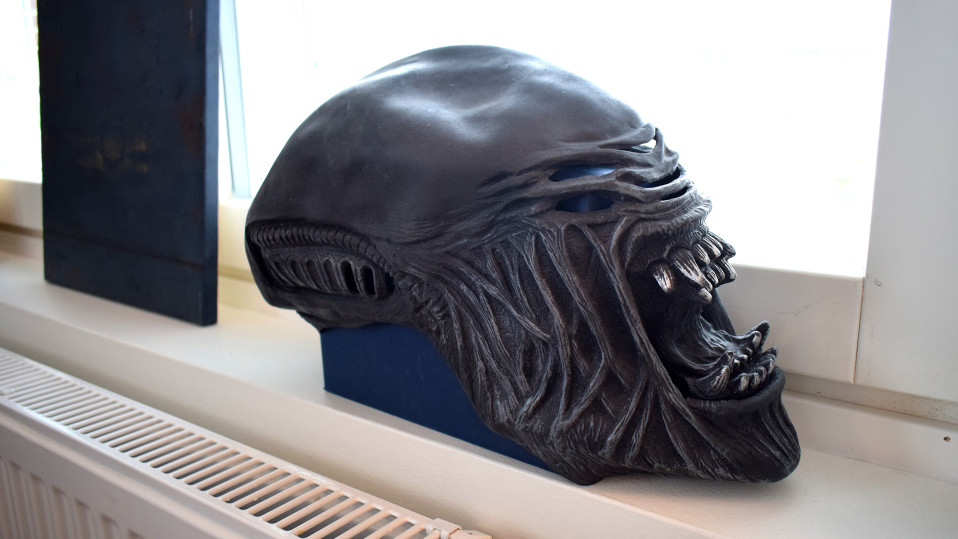 Alien-naamio ikkunalaudalla.