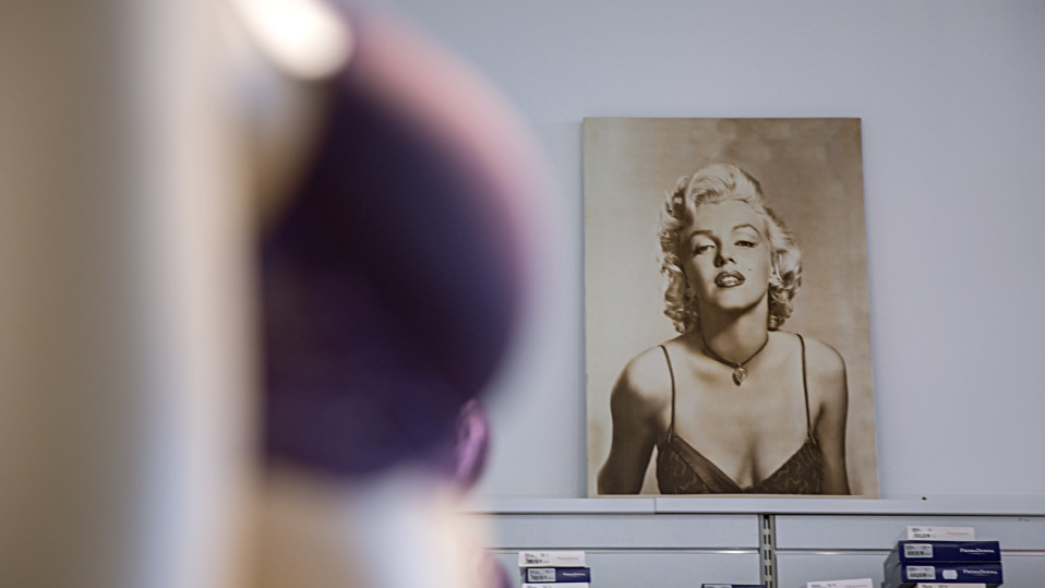 Marilyn Monroen kuva alusasuliikkeen seinällä.