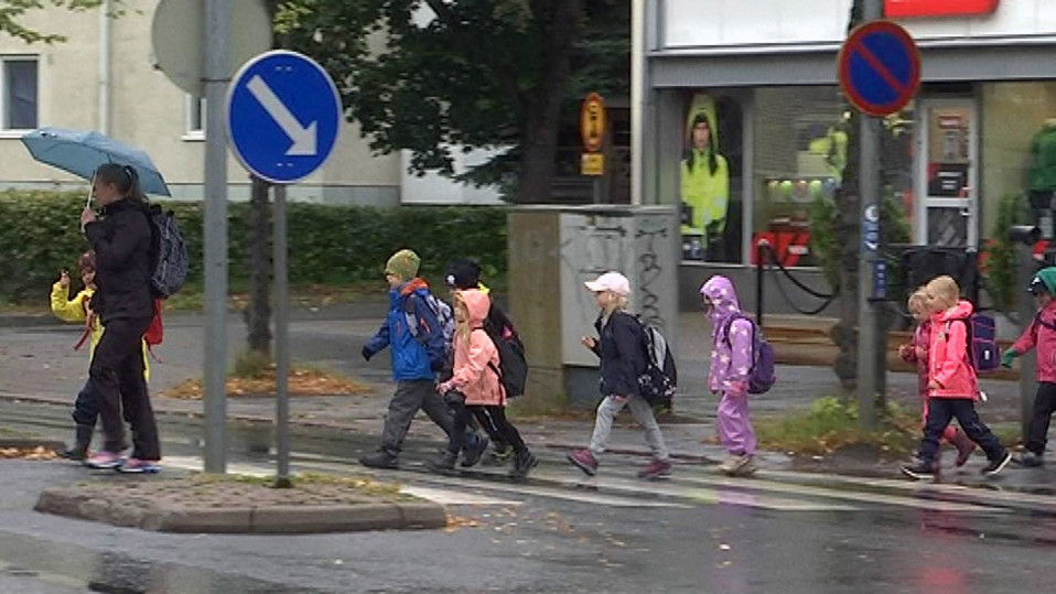 Koululaisia ylittämässä suojatietä