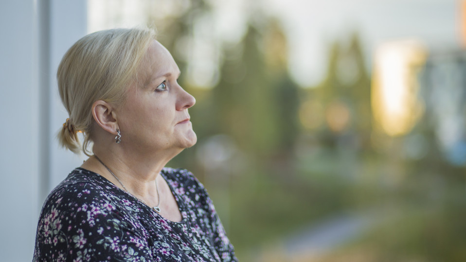 Nainen katsoo parvekkeelta
