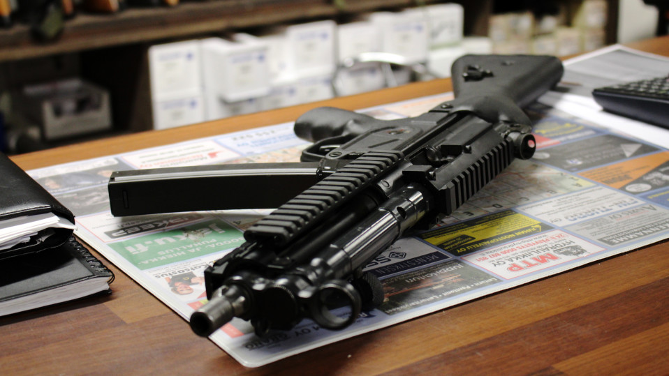 MP5-konepistooli pöydällä.