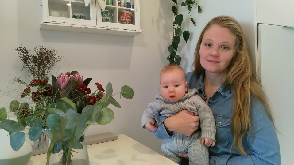 Anni Vähäsöyrinki sylissään Ohto-vauva.