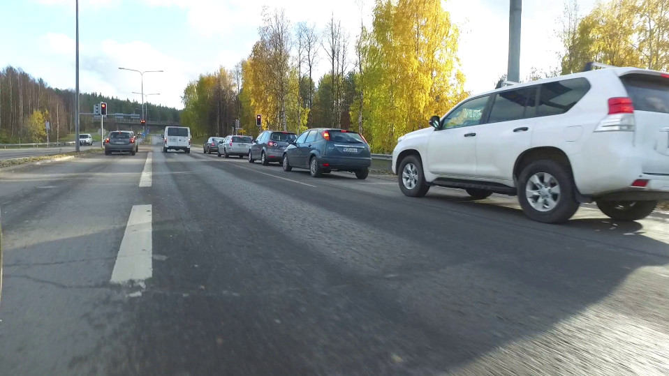Pehmeällä lumella on kapeampi ja korkeampi talvirengas parempi kuin leveä ja matala.