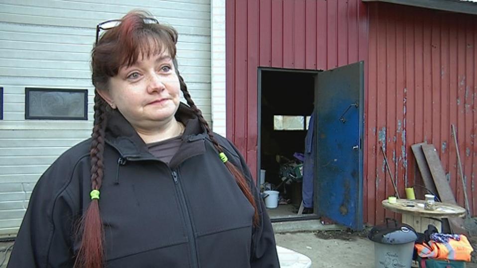 Sari Tanttinen seisoo hallin ovella